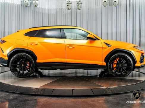 Used 2022 Lamborghini Urus image 19