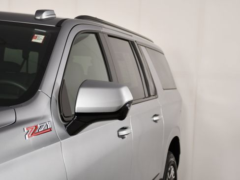 Used 2025 Chevrolet Suburban Z71 image 13