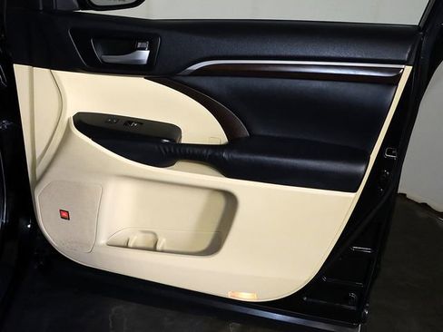 Used 2015 Toyota Highlander Limited image 35