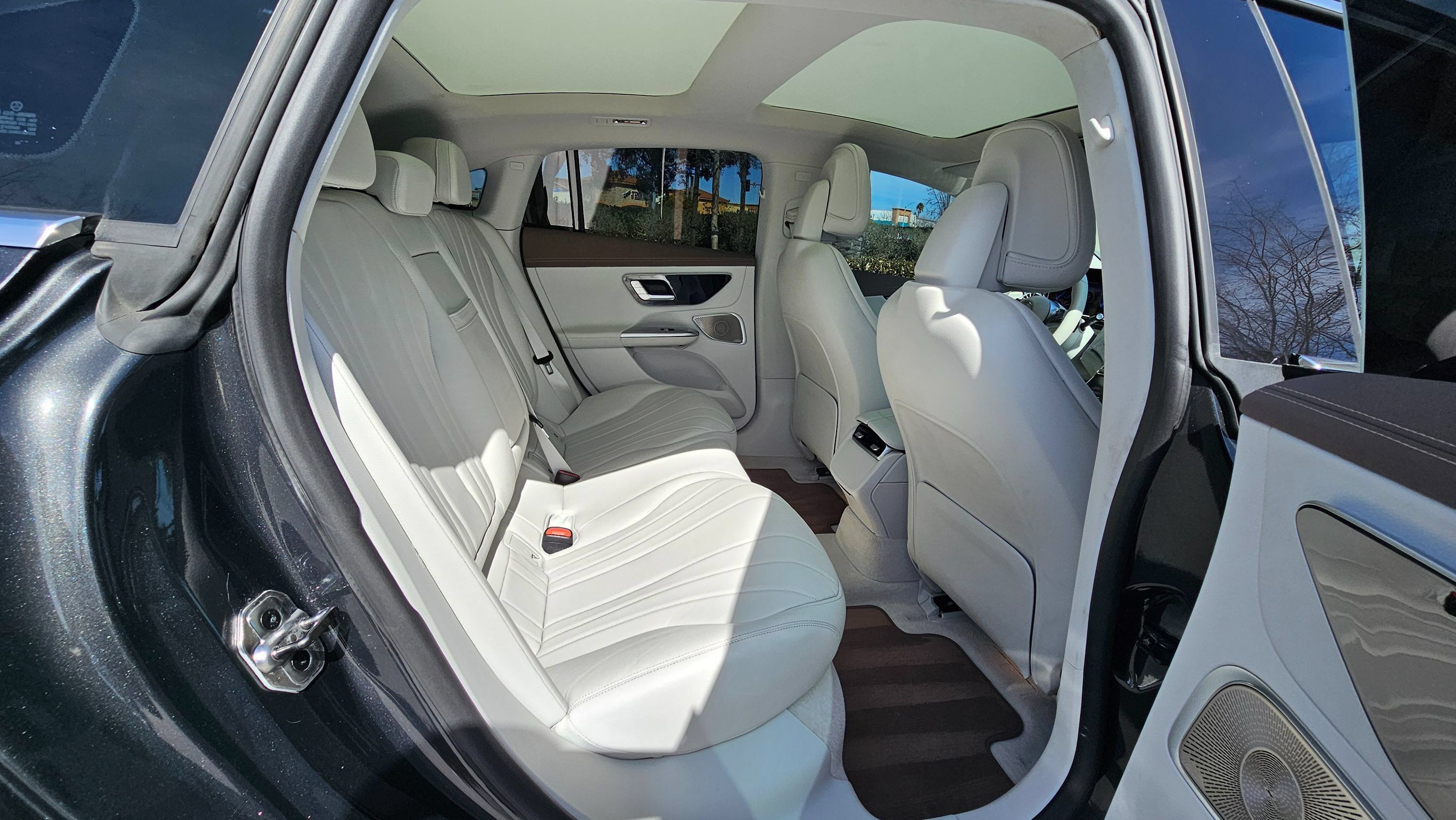 Used 2023 Mercedes-Benz EQE 500 4MATIC Sedan w/ Exclusive Trim Package image 32