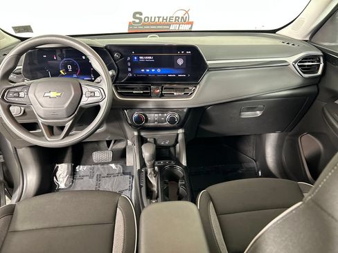 Used 2025 Chevrolet TrailBlazer LT AWD/4WD image 17
