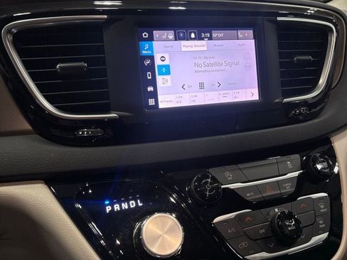 Used 2024 Chrysler Voyager LX image 13