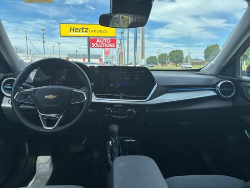 Used 2025 Chevrolet Trax LT w/ LT Convenience Package FWD image 32