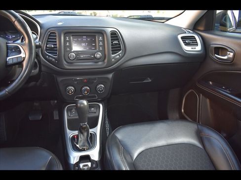 Used 2018 Jeep Compass Latitude FWD image 29
