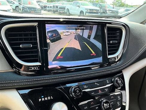 Used 2023 Chrysler Pacifica Touring-L FWD image 9