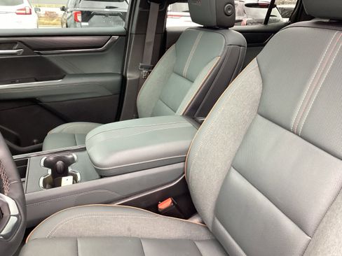 Used 2024 GMC Acadia AT4 w/ Luxury Package image 13