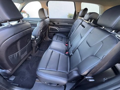 Used 2025 Kia Telluride LX FWD image 17