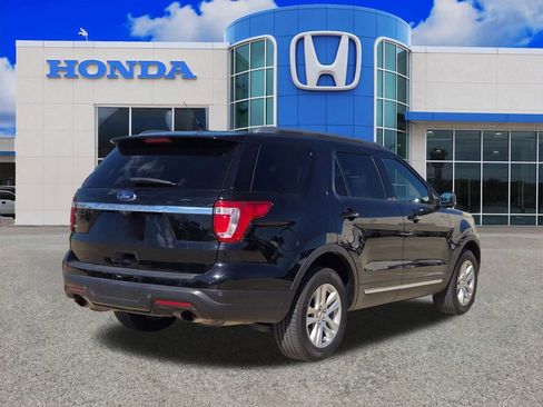 Used 2019 Ford Explorer XLT w/ Equipment Group 202A image 3