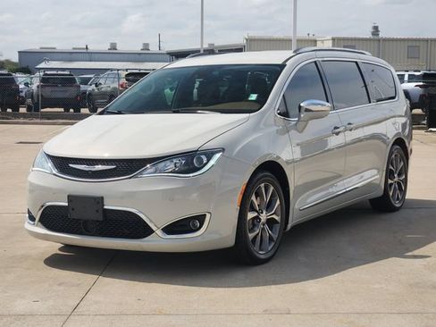 Used 2019 Chrysler Pacifica Limited w/ Advanced Safetytec Group image 3