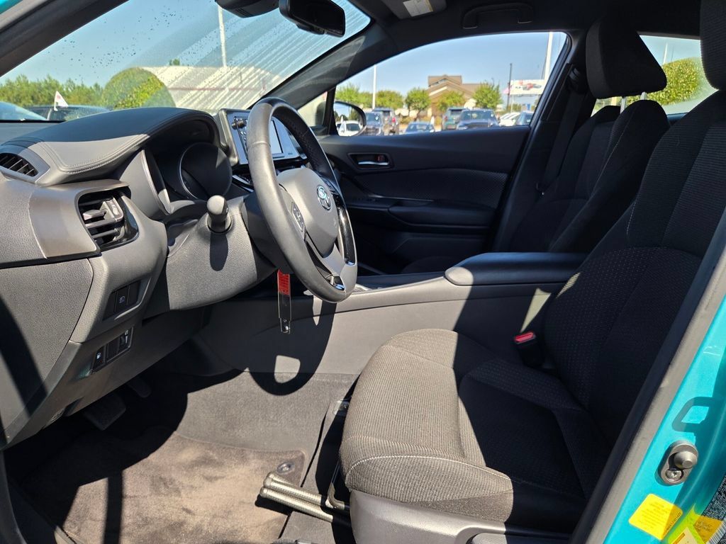 Used 2018 Toyota C-HR XLE FWD image 5
