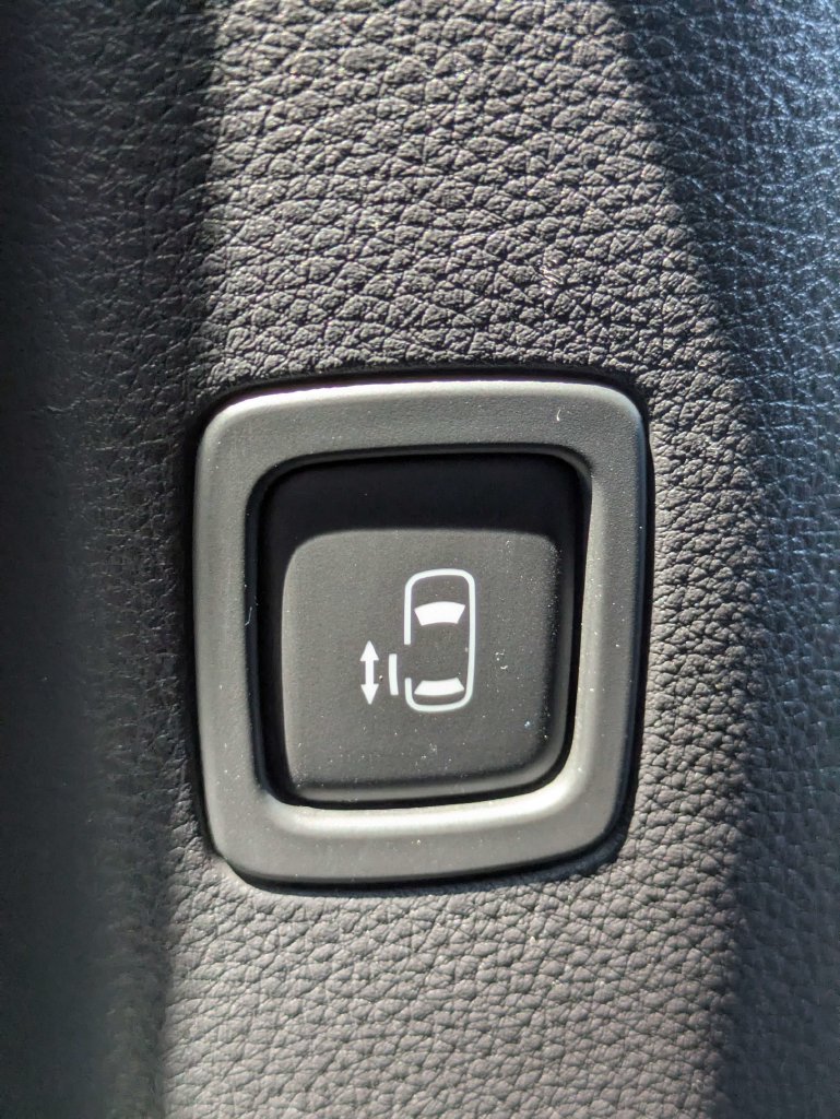 Used 2024 Kia Carnival EX FWD image 17