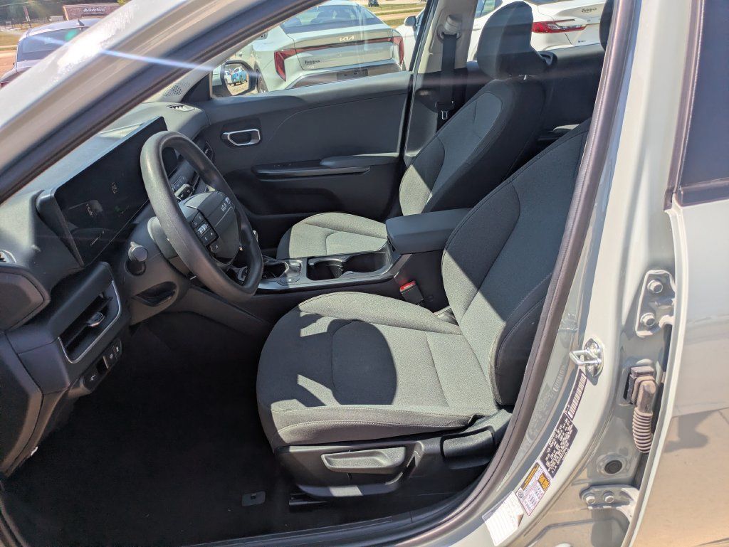 Used 2025 Kia K4 FWD image 4