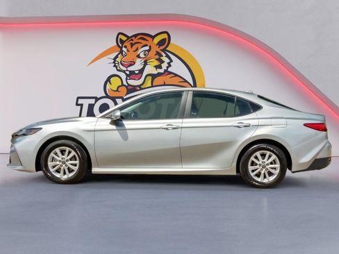 Used 2026 Toyota Camry LE FWD image 8