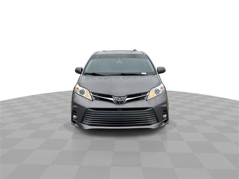Used 2020 Toyota Sienna XLE image 3