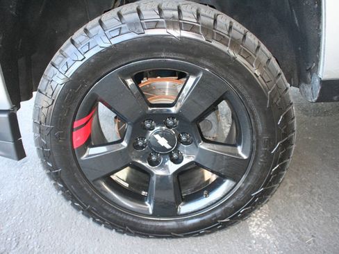 Used 2017 Chevrolet Silverado 1500 LTZ Z71 w/ Redline Edition AWD/4WD image 11