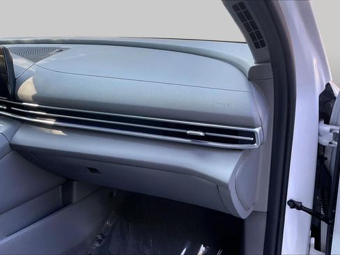 Certified 2025 Hyundai Elantra SEL FWD image 19