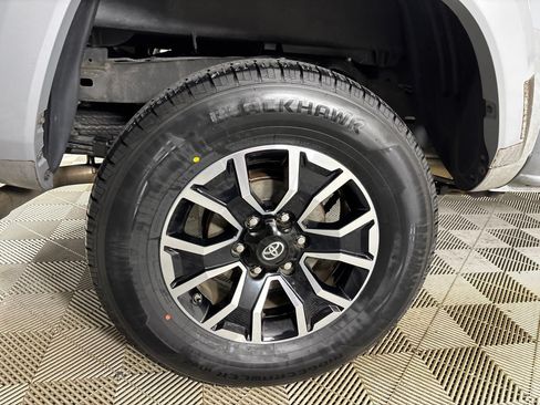 Used 2020 Toyota Tacoma TRD Sport w/ TRD Premium Sport Package AWD/4WD image 36