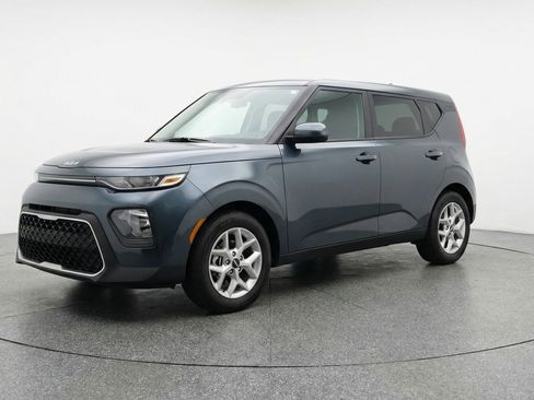 Used 2025 Kia Soul LX w/ LX Technology Package FWD image 3