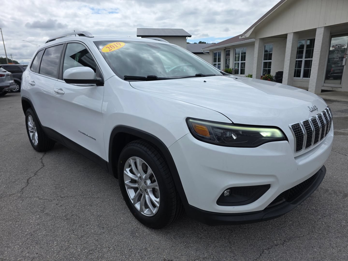 Used 2019 Jeep Cherokee Latitude w/ Popular Appearance Group FWD image 8