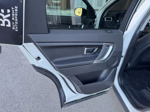 Used 2017 Land Rover Discovery Sport SE image 33