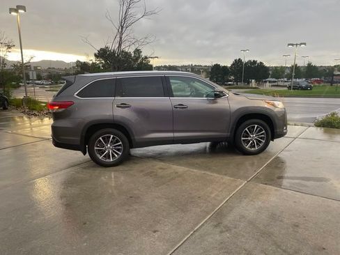 Used 2019 Toyota Highlander XLE w/ Carpet Mat Package (TMS) AWD/4WD image 9