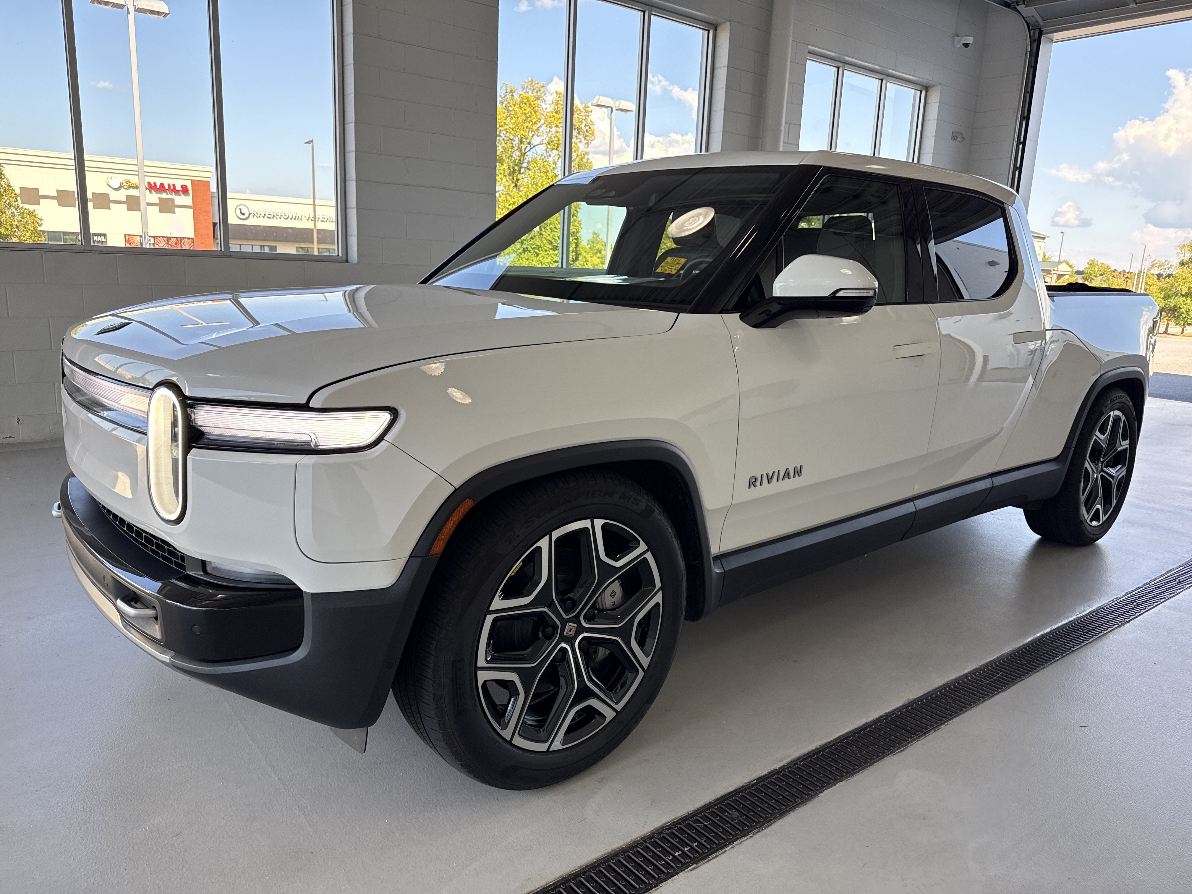 Used 2025 Rivian R1T Adventure Dual AWD/4WD image 6