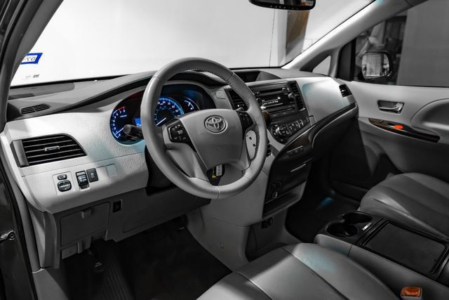 Used 2012 Toyota Sienna XLE FWD image 3