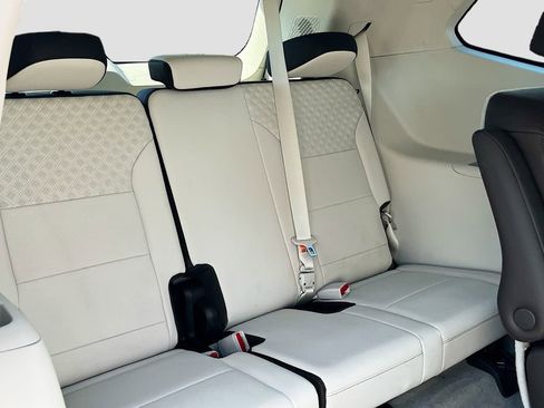 Used 2024 GMC Acadia Denali w/ Super Cruise Package image 28