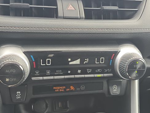 Used 2021 Toyota RAV4 XLE w/ Convenience Package FWD image 18