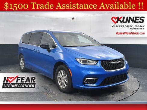 New 2026 Chrysler Pacifica Select image 1