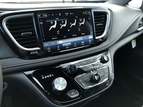 New 2026 Chrysler Pacifica Select image 31