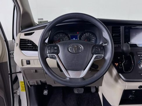 Used 2017 Toyota Sienna LE image 11