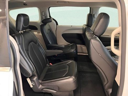 Used 2024 Chrysler Pacifica Touring-L image 13