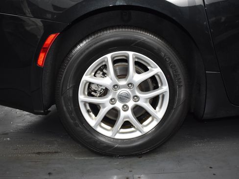 Used 2023 Chrysler Voyager LX image 9