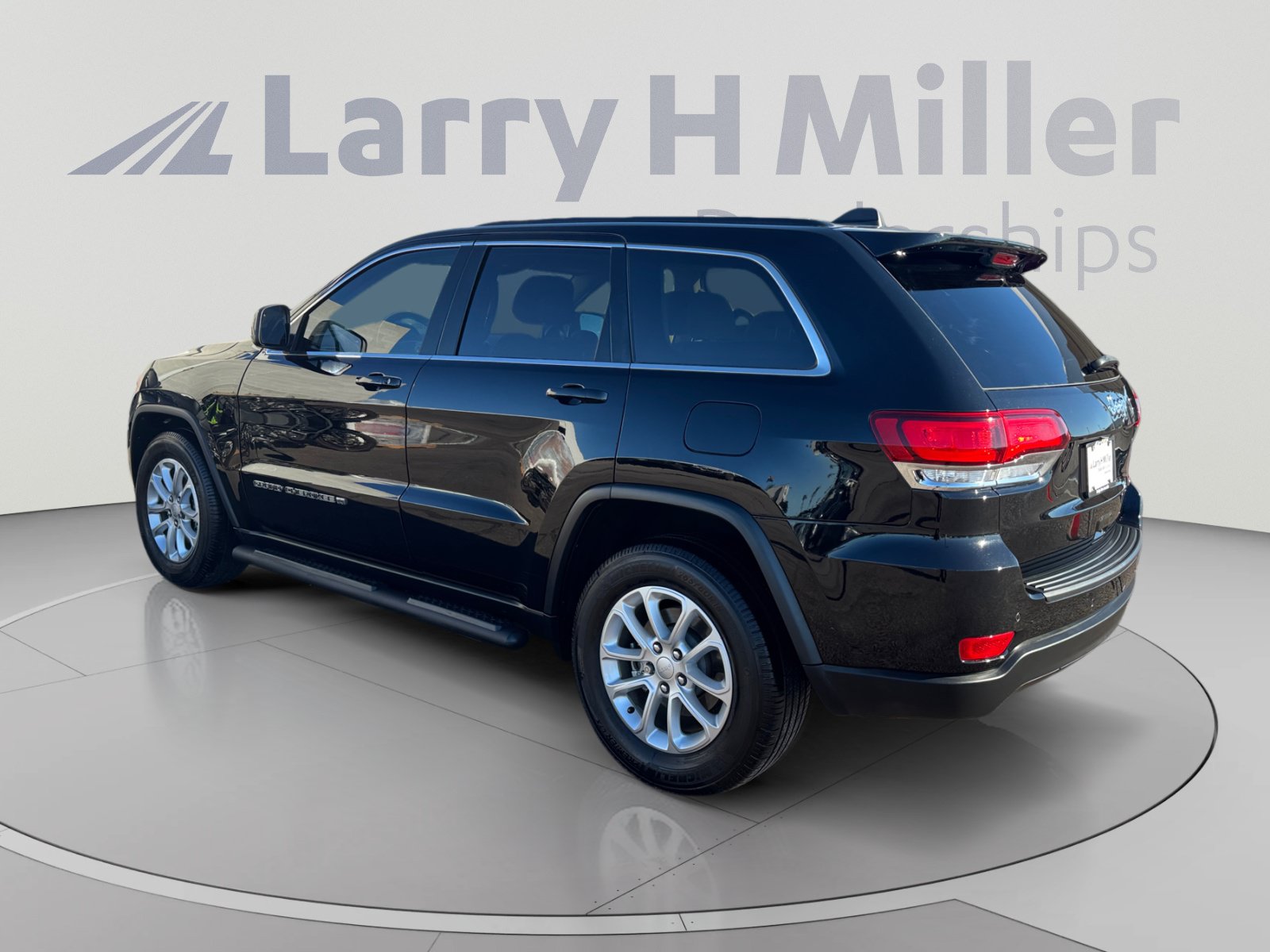 Used 2022 Jeep Grand Cherokee Laredo E RWD image 3