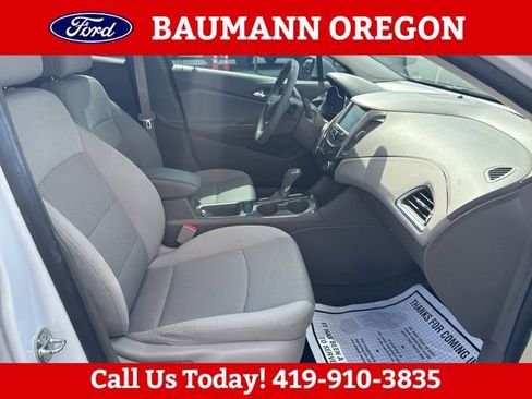 Used 2018 Chevrolet Cruze LT w/ Convenience Package FWD image 10