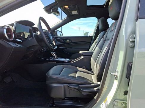 Used 2024 Chevrolet Trax RS w/ Sunroof Package FWD image 15