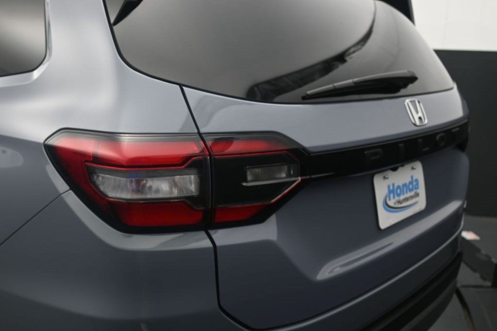 Used 2025 Honda Pilot Touring image 15
