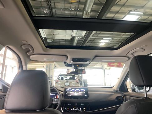 Used 2025 Nissan Rogue SL w/ Tech Package image 16