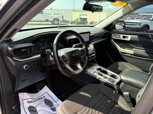 Used 2021 Ford Explorer XLT RWD image 3