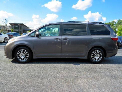 Used 2018 Toyota Sienna XLE image 10