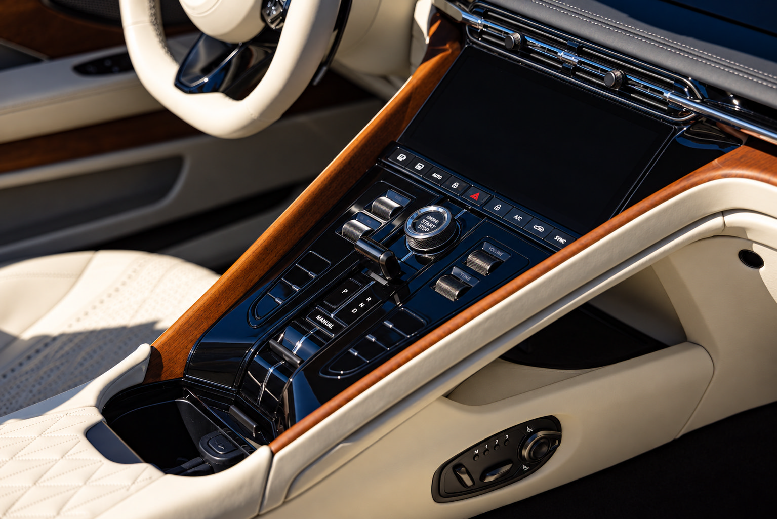 Used 2024 Aston Martin DB12 Convertible RWD image 29