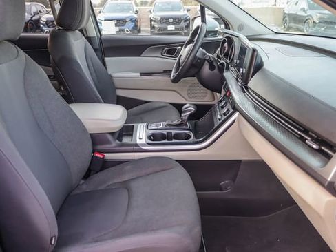 Used 2022 Kia Carnival LX image 18
