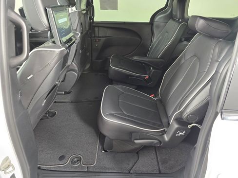 New 2026 Chrysler Pacifica Limited w/ Uconnect Theater Family Group image 26