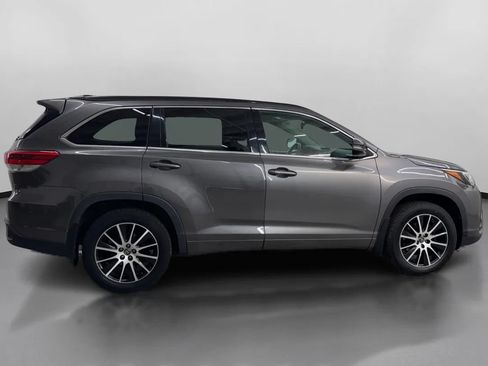 Used 2018 Toyota Highlander SE w/ Carpet Mat Package (TMS) AWD/4WD image 11