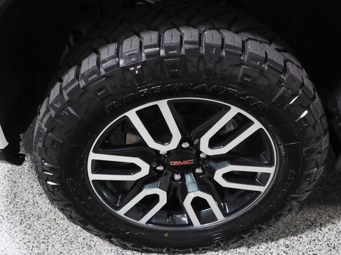 Used 2024 GMC Sierra 1500 AT4 w/ Technology Package AWD/4WD image 12