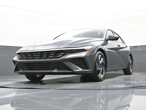 Certified 2025 Hyundai Elantra Sport image 40