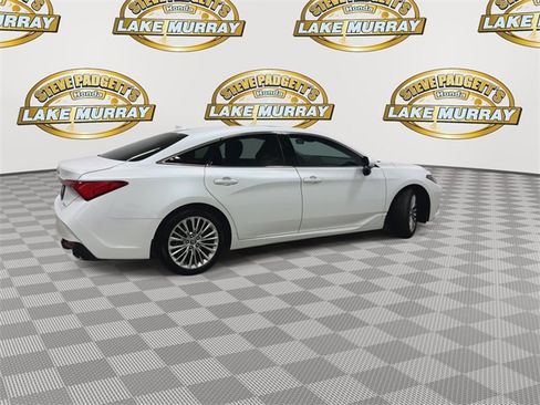 Used 2019 Toyota Avalon Limited image 3