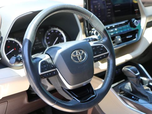 Used 2022 Toyota Highlander Limited FWD image 18