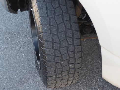 Used 2018 Nissan Titan SV w/ SV Convenience Package image 8